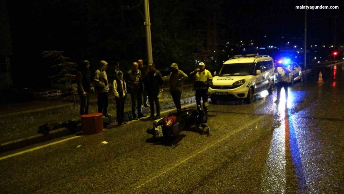 Malatya'da hafif ticari araç motokuryeye çarpıp kaçtı: 2 yaralı