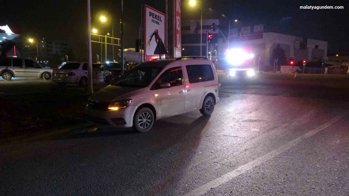 Hafif ticari araç otomobille çarpıştı: 2 yaralı