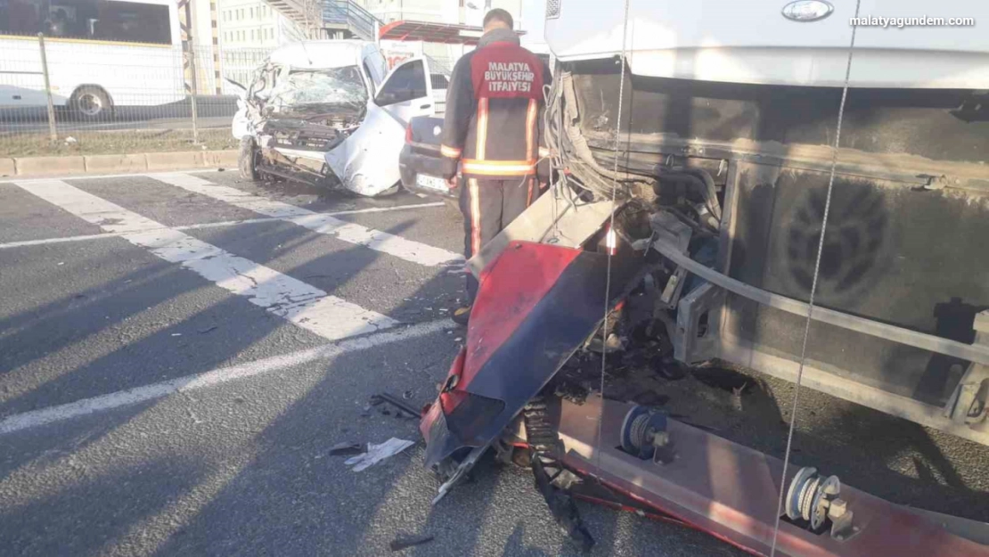 Malatya'da hafif ticari araç trambüsle çarpıştı: 1 ölü, 2 yaralı