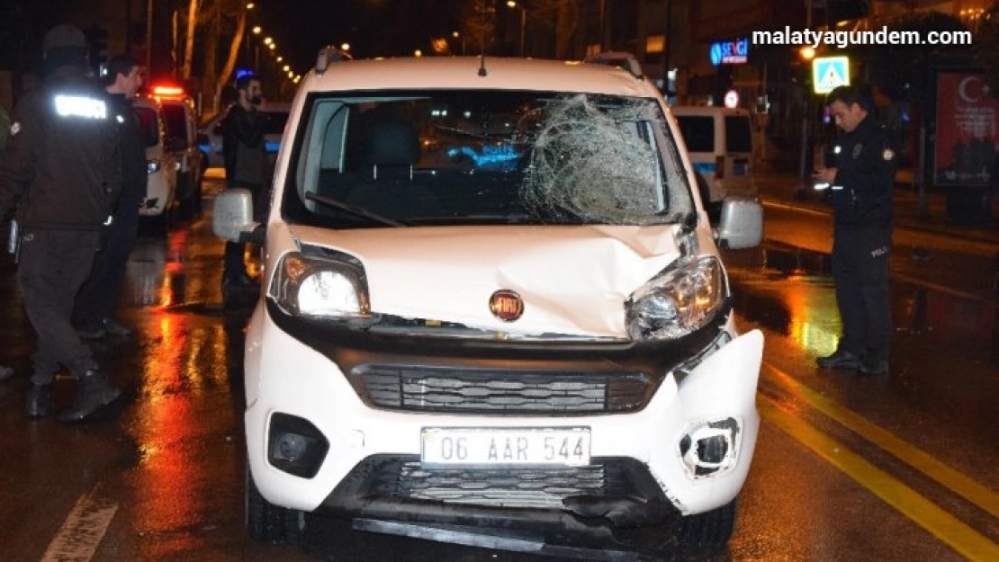 Hafif ticari aracın çarptığı genç ağır yaralandı