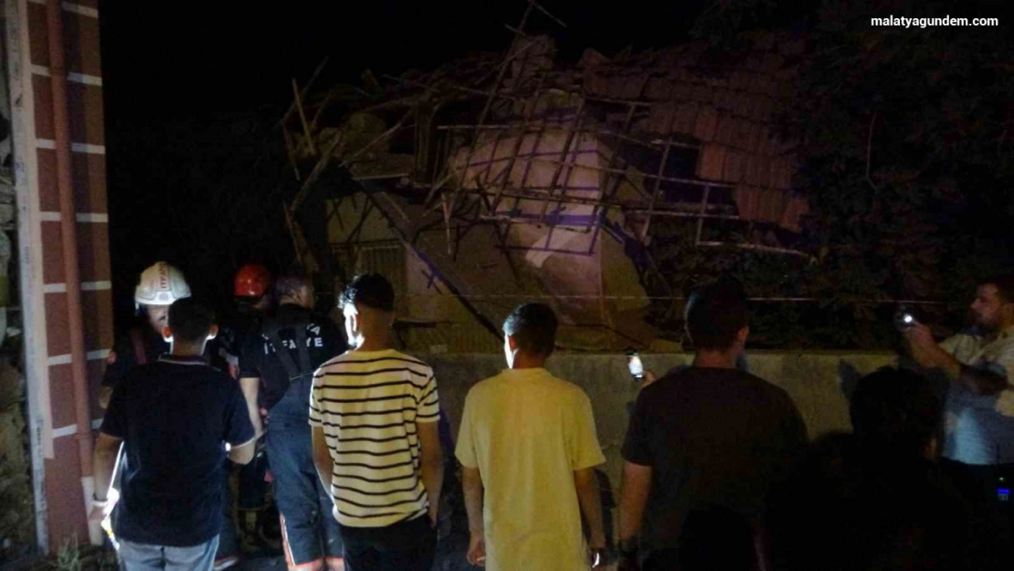 Malatya'da hasarlı evin çatısı çöktü