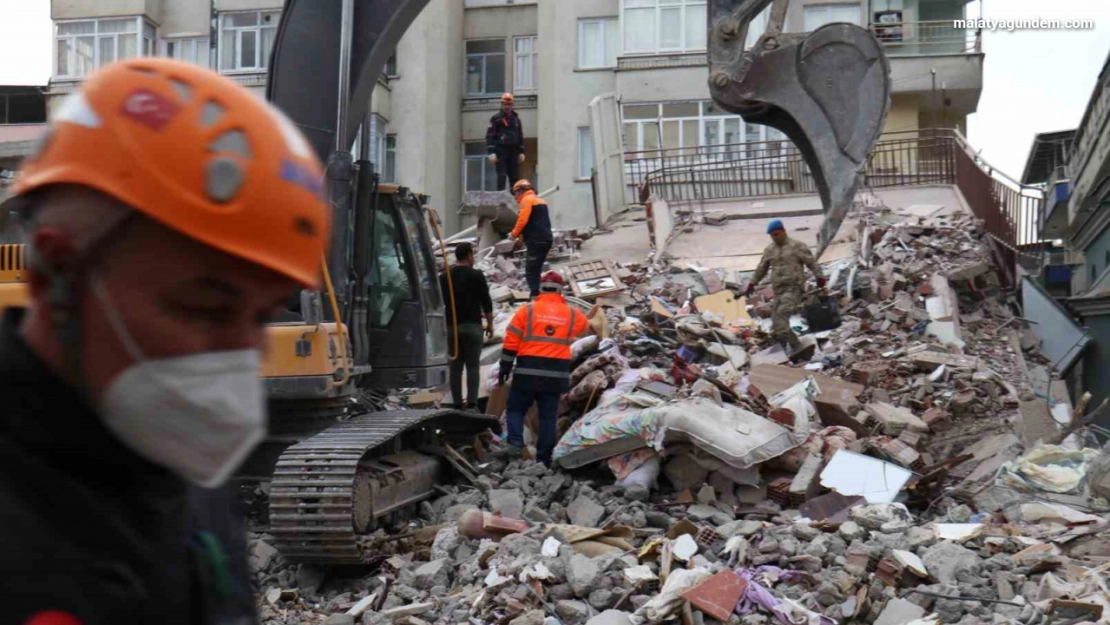 Malatya'da iki noktada arama kurtarma çalışması devam ediyor