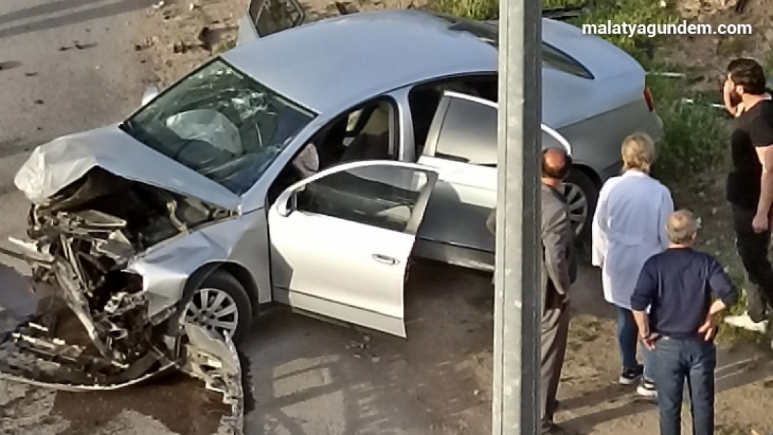 iki otomobil çarpıştı: 5 yaralı