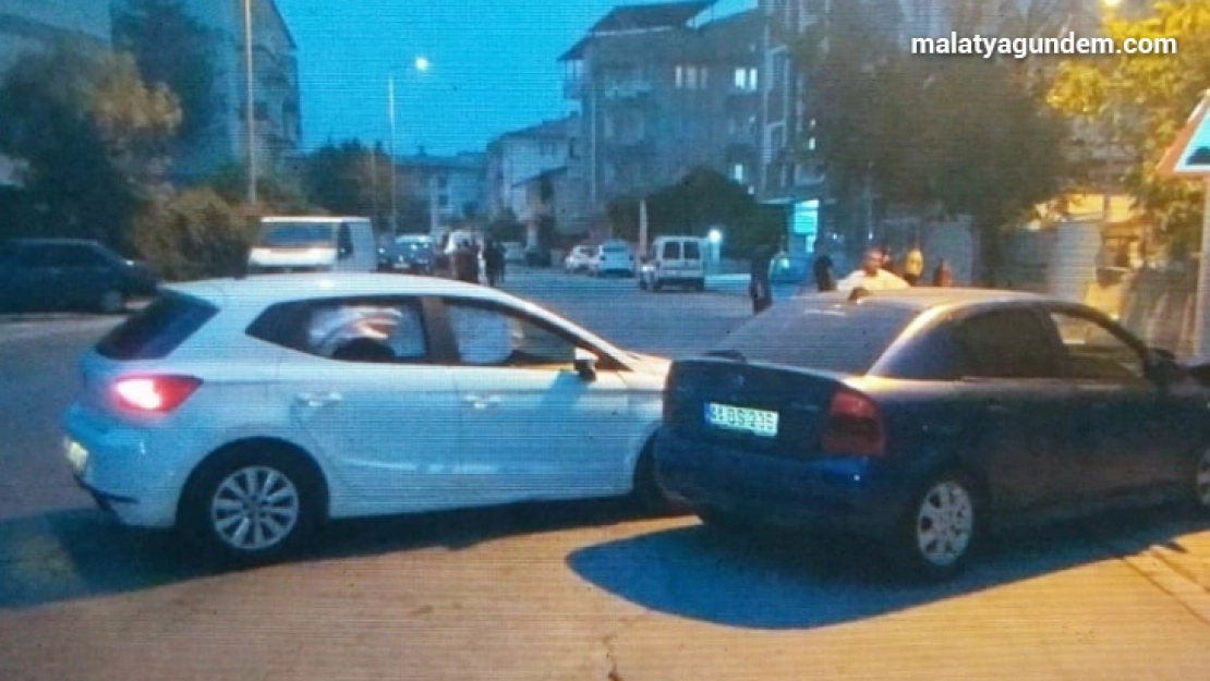 İki otomobilin çarpıştığı kazada  2 yaralı