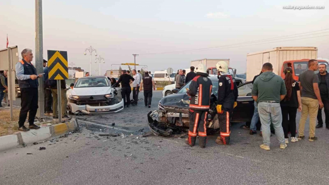 Malatya'da iki otomobil çarpıştı: 3 yaralı