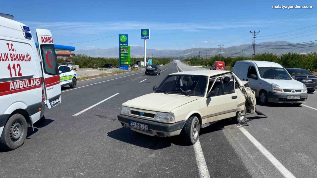 Malatya'da iki otomobil çarpıştı: 4 yaralı