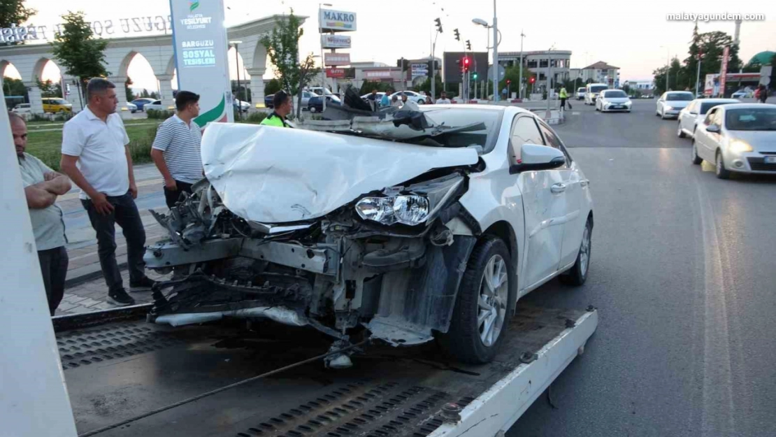 Malatya'da iki otomobil çarpıştı: 2 yaralı