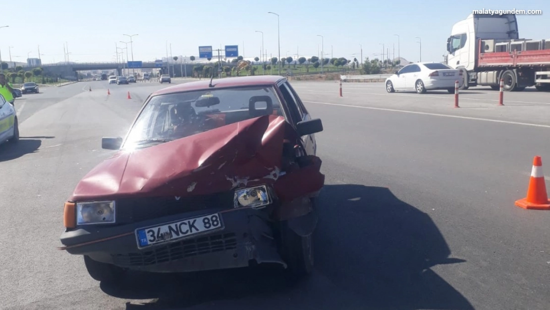 İki otomobil çarpıştı: 2 kişi yaralandı