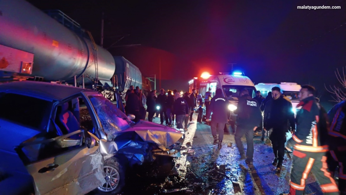 Malatya'da iki otomobil kafa kafaya çarpıştı: 3 yaralı