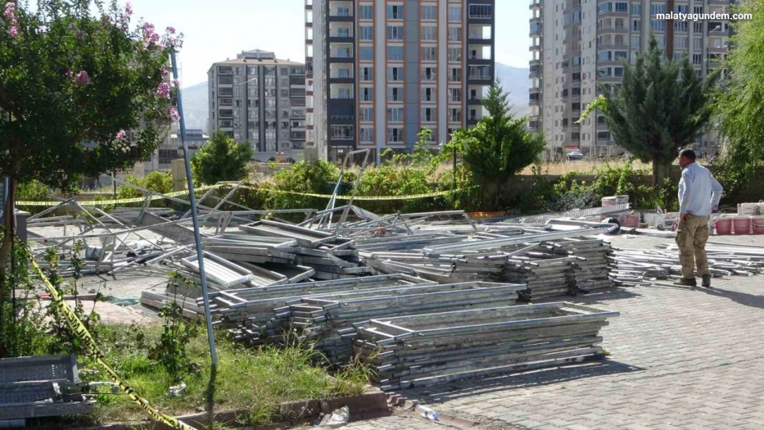 Malatya'da inşaat iskelesi çöktü: 3 işçi ağır yaralandı