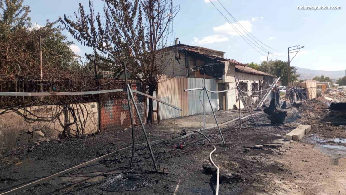 İnşaat şantiyesinde çıkan yangın evlere sıçradı