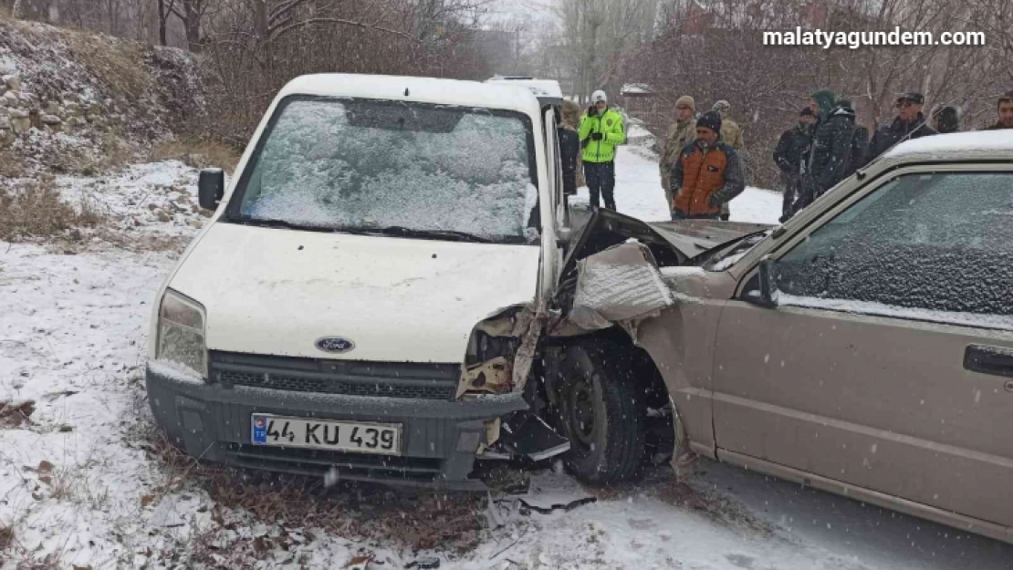 Malatya'da kar beraberinde kazaları getirdi