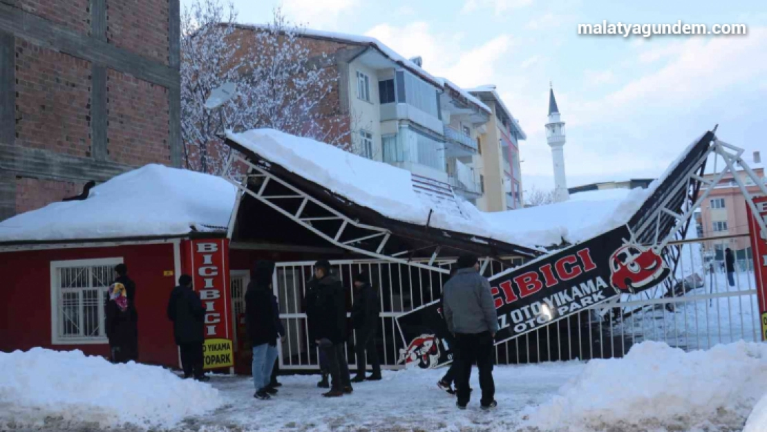 Kar nedeniyle oto parkın çatısı çöktü