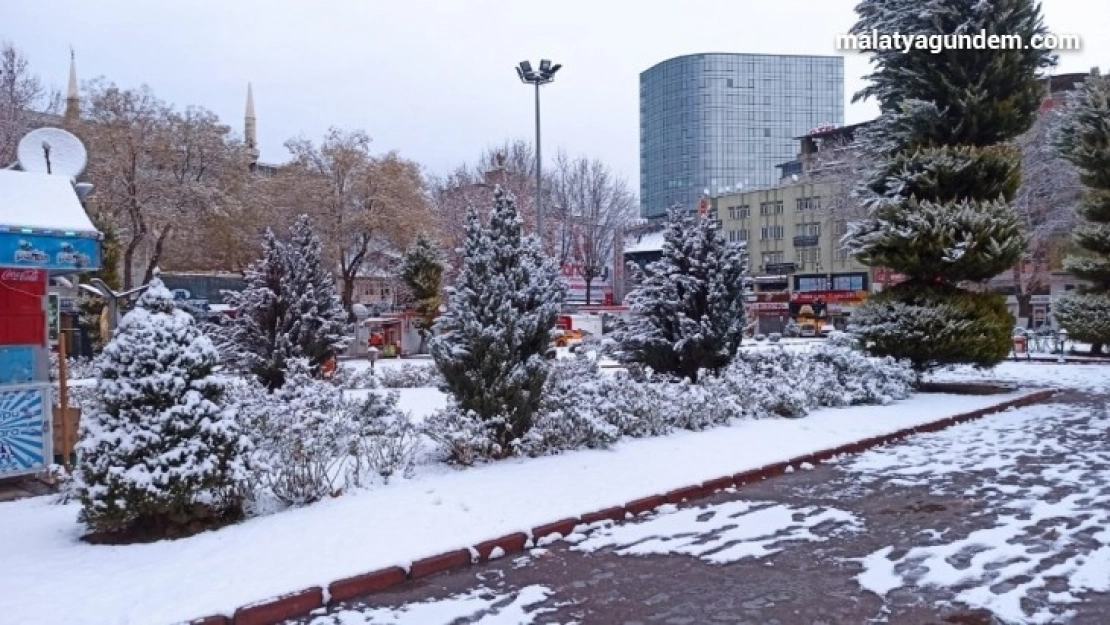 Kar yağdı hummalı çalışma başladı