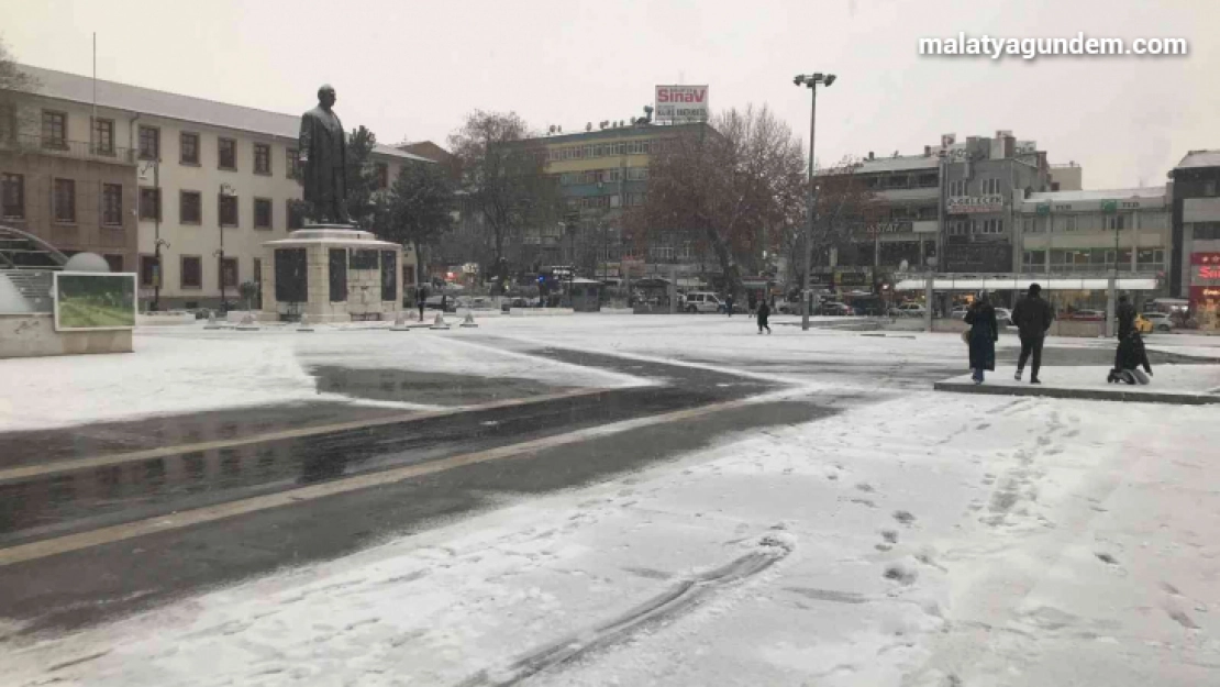 Malatya'da kar yağışı etkili oluyor