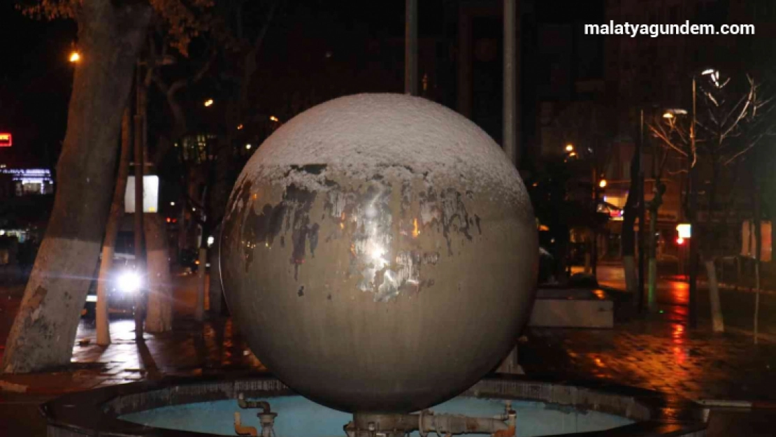Malatya'da kar yağışı etkili oluyor