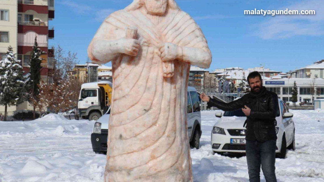 Kardan dev Tarhunza heykeli yoğun ilgi görüyor