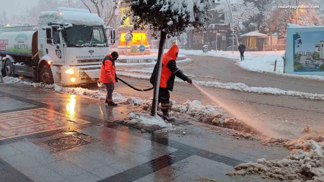 Karla mücadele ekipleri 11 ilçede sahada