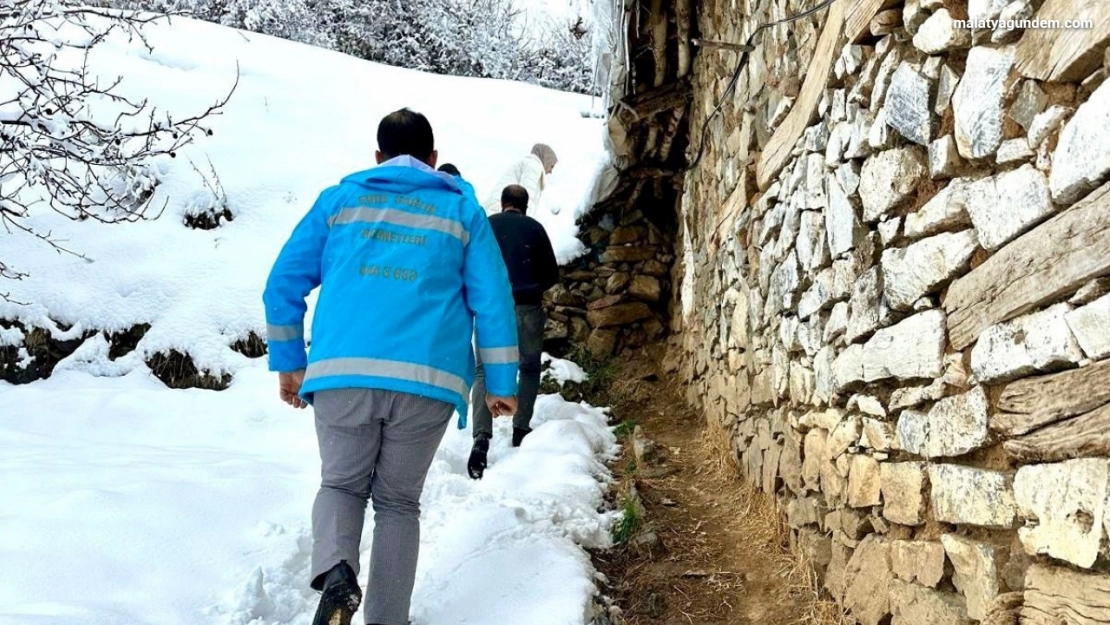 Karlı yollar yaşlı kadın için aşıldı