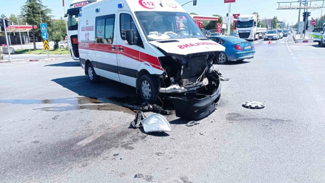 Malatya'da kaza ihbarına giden ambulans kaza yaptı
