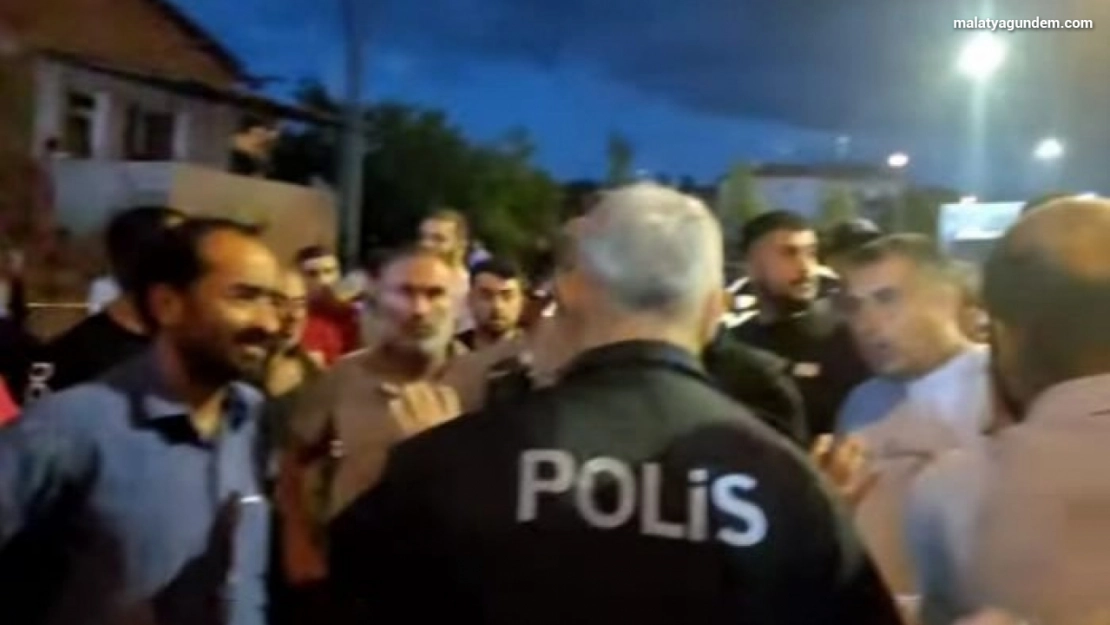Kaza sonrası vatandaşlar yolu ulaşıma kapattı