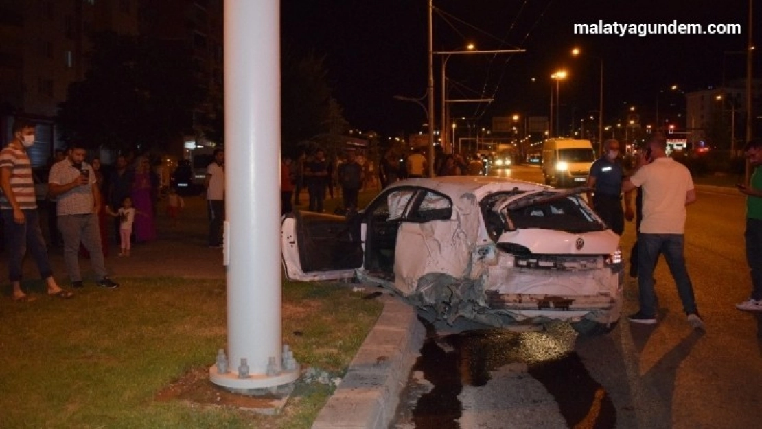 Kırmızı ışıktan geçen otomobil kamyonete çarptı: 5 yaralı