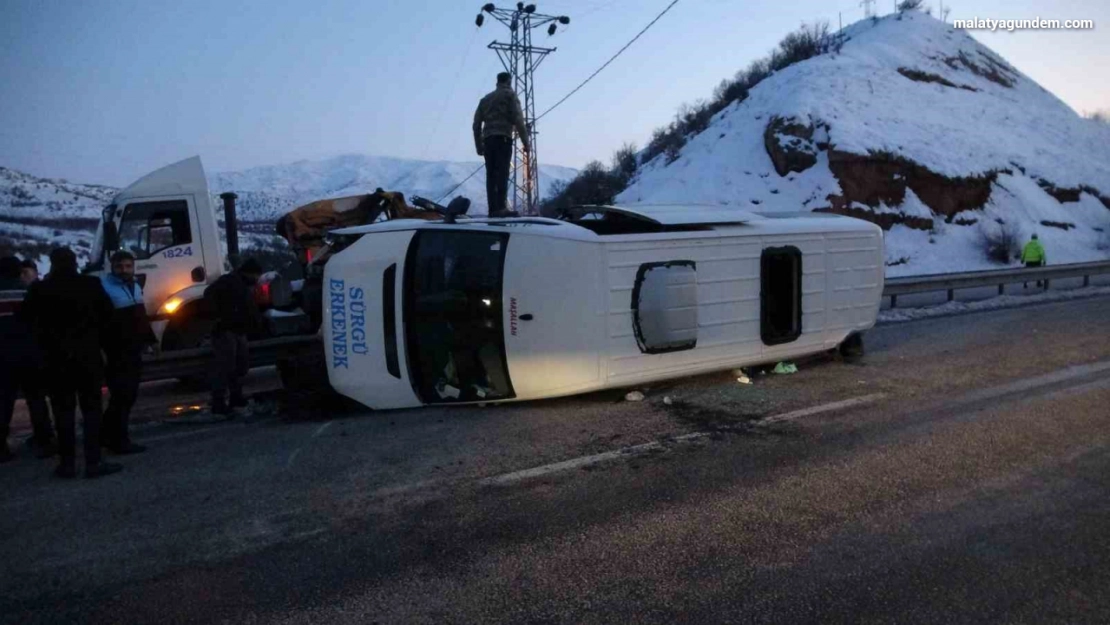 Kontrolden çıkan minibüs devrildi: 11 yaralı