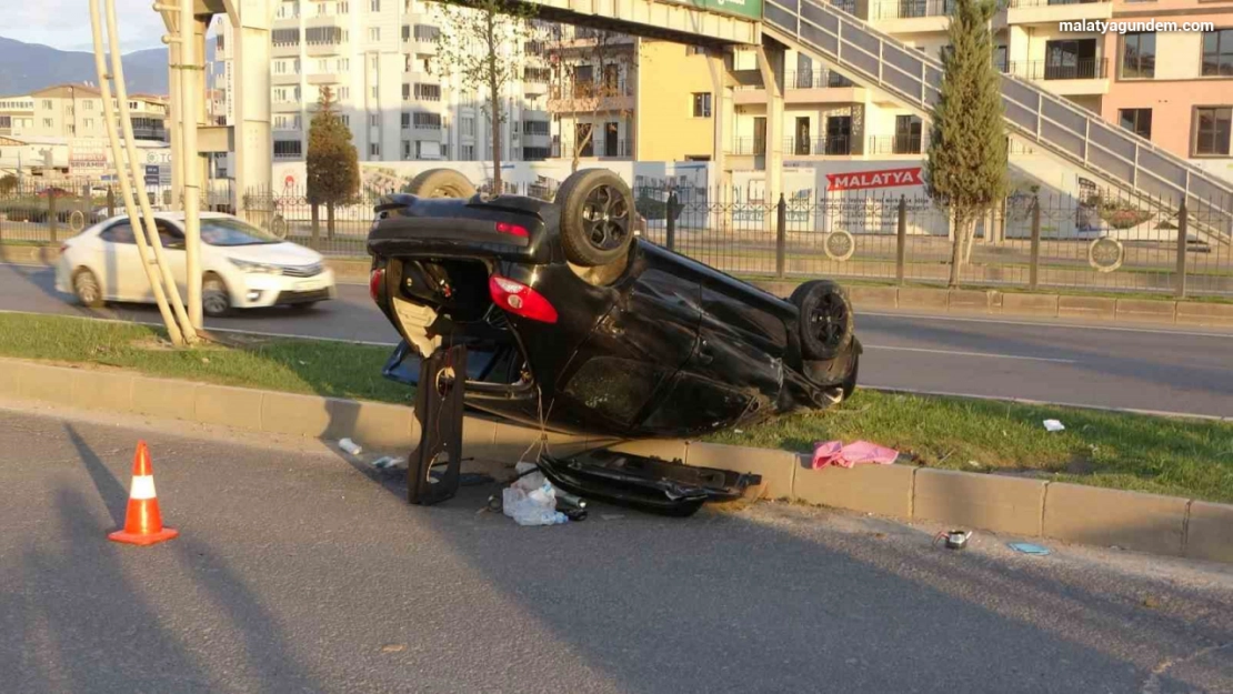 Kontrolden çıkan otomobil refüje çarptı: 1 yaralı