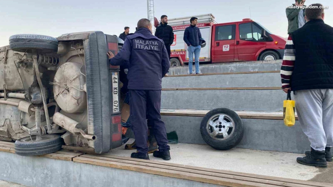 Malatya'da kontrolden çıkan Tofaş devrildi