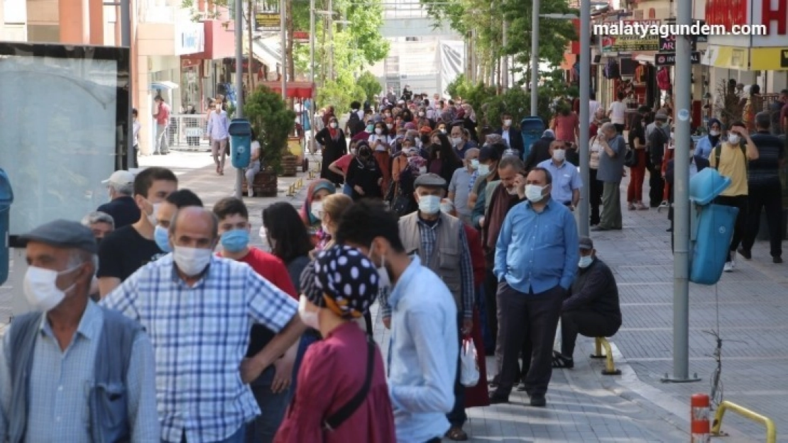 Kontrollü normalleşmede metrelerce kuyruk oluştu