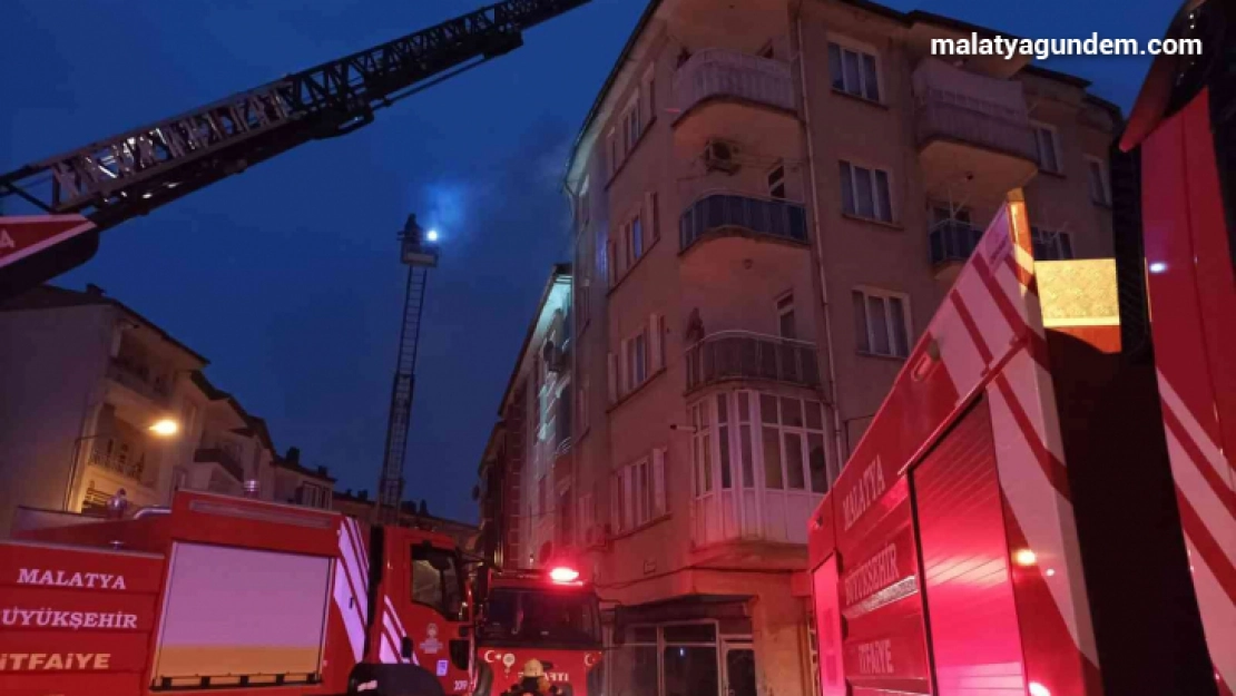 Malatya'da korkutan çatı yangını