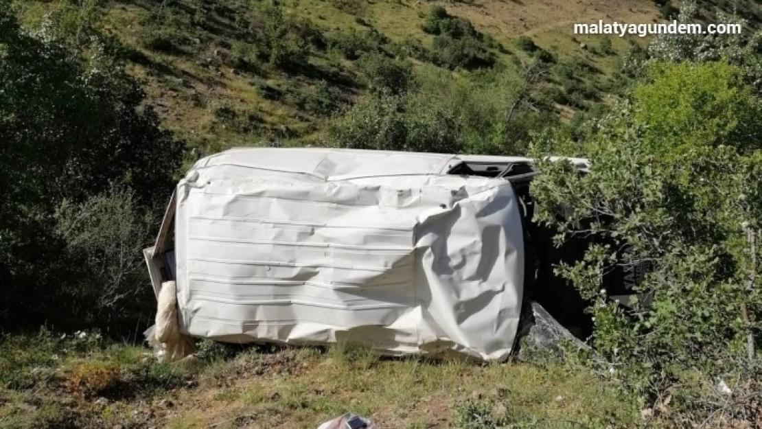 Malatya'da minibüs şarampole yuvarlandı: 2 yaralı