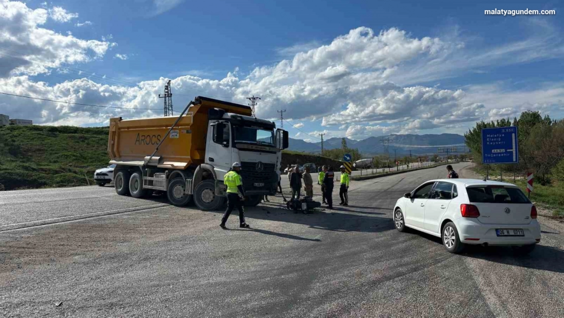Motosikletle kamyon çarpıştı: 1 yaralı