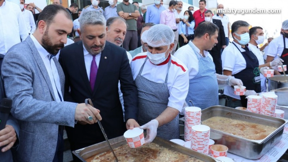 Malatya'da MTSO aşure dağıttı