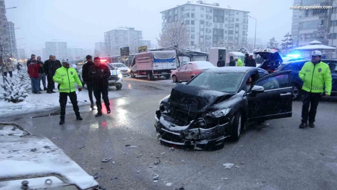 Öğrenci servisi ile otomobil çarpıştı: 5 yaralı