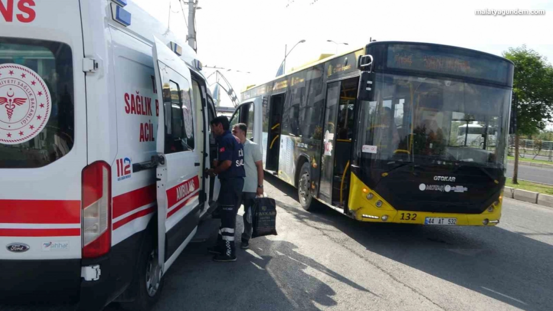 Otobüs ile hafif ticari araç çarpıştı: 2 yaralı