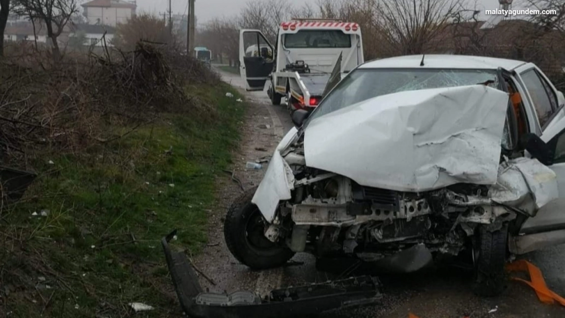 Malatya'da otobüs ile otomobil çarpıştı: 7  yaralı