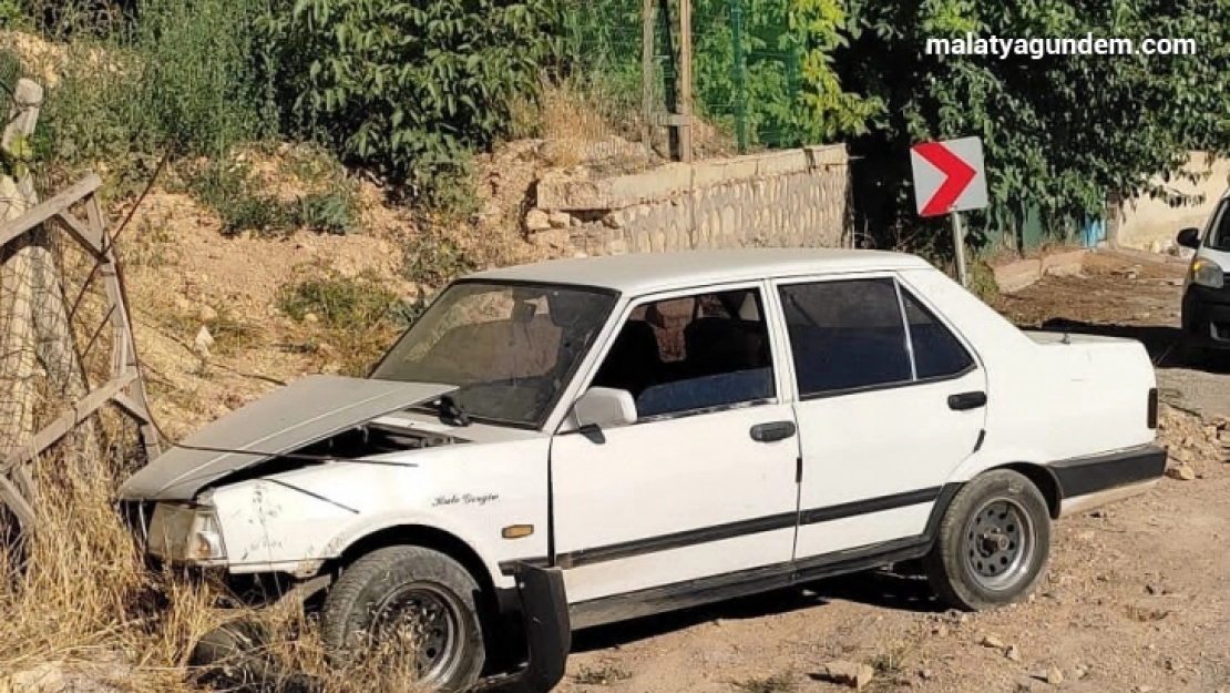 Bahçe korkuluklarına çarpan araçta 3 yaralı