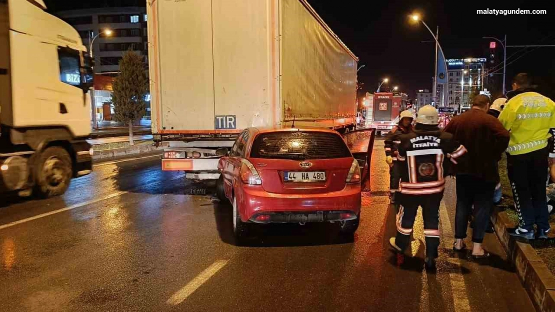 Otomobil ile tır çarpıştı: 3 yaralı