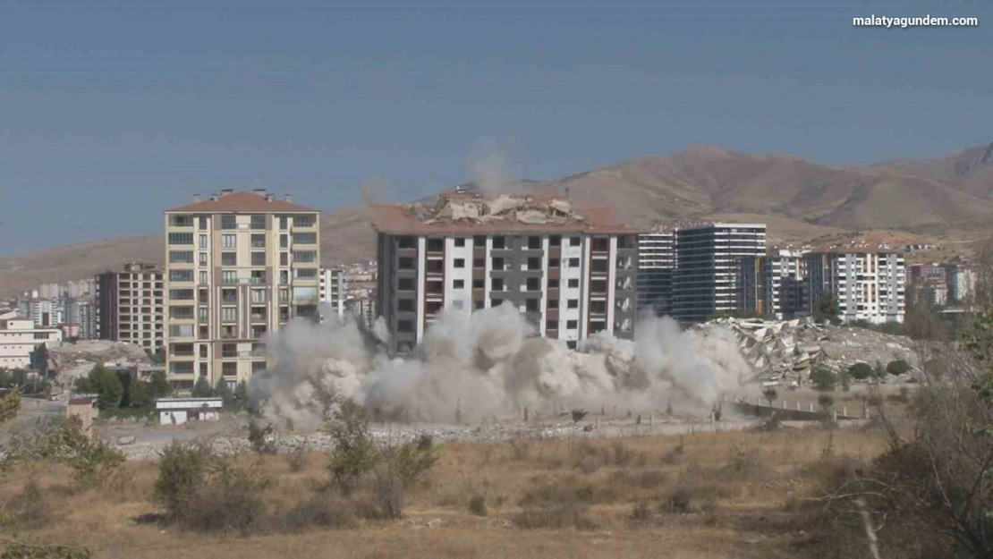Malatya'da patlayıcı ile bina yıkımlarına devam ediliyor