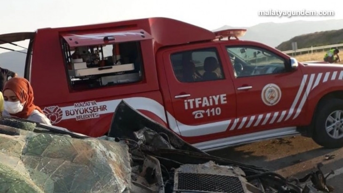 Pikap refüje çarptı: 1 ölü