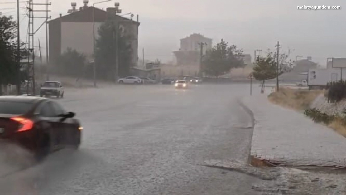 Kısa süreli sağanak etkili oldu, yollar göle döndü