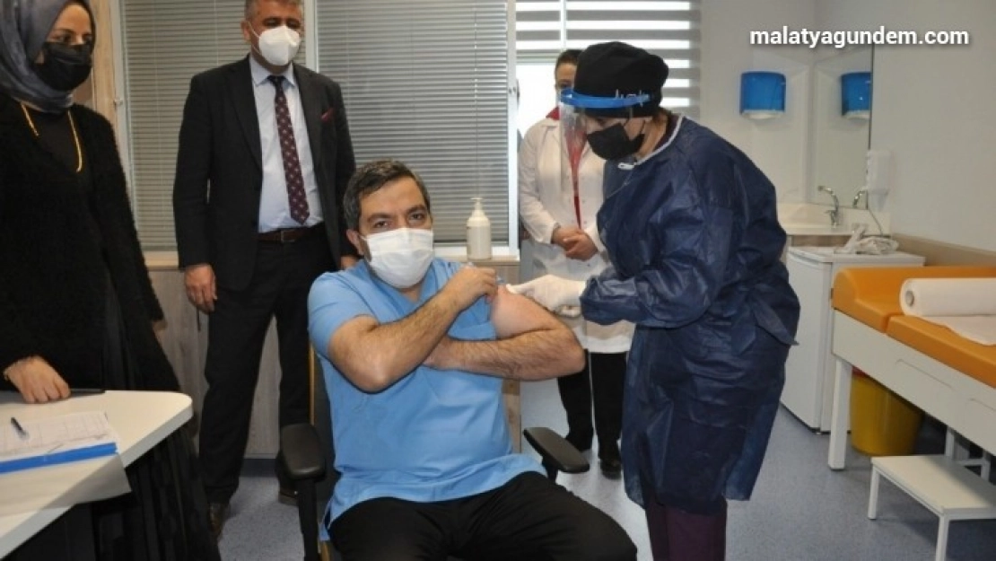 Malatya'da sağlık görevlilerine aşılar vurulmaya başladı