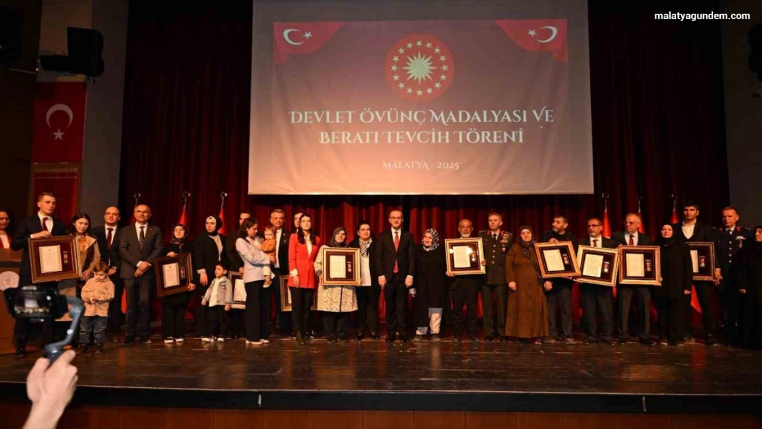 Şehit ailelerine devlet övünç madalyası takdim edildi