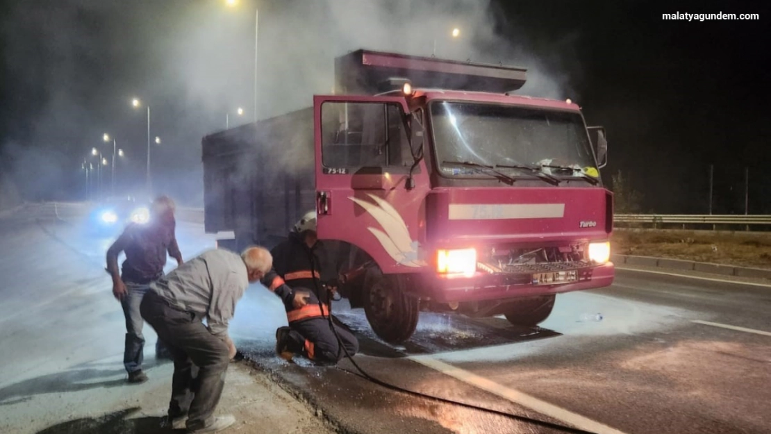 Malatya'da seyir halindeki iki araçta yangın