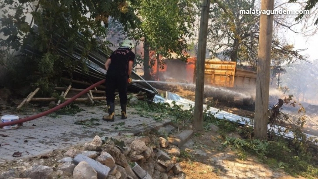 Şiddetli rüzgar çatı uçurdu, yangına neden oldu