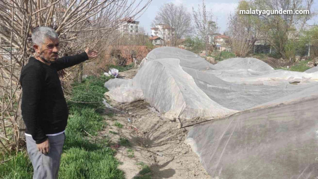 Şiddetli rüzgar seralara zarar verdi