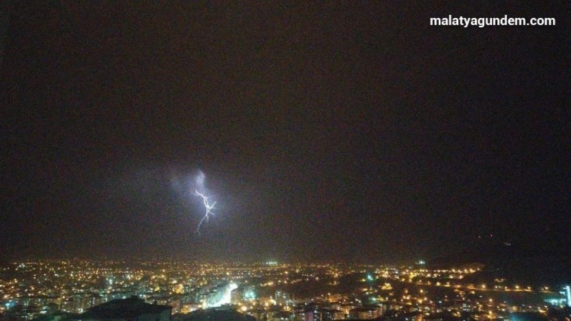 Malatya'da şimşekler geceyi aydınlattı