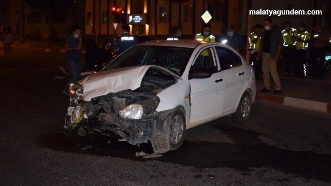 Malatya'da sivil ekip aracı kaza yaptı: 1 polis yaralı