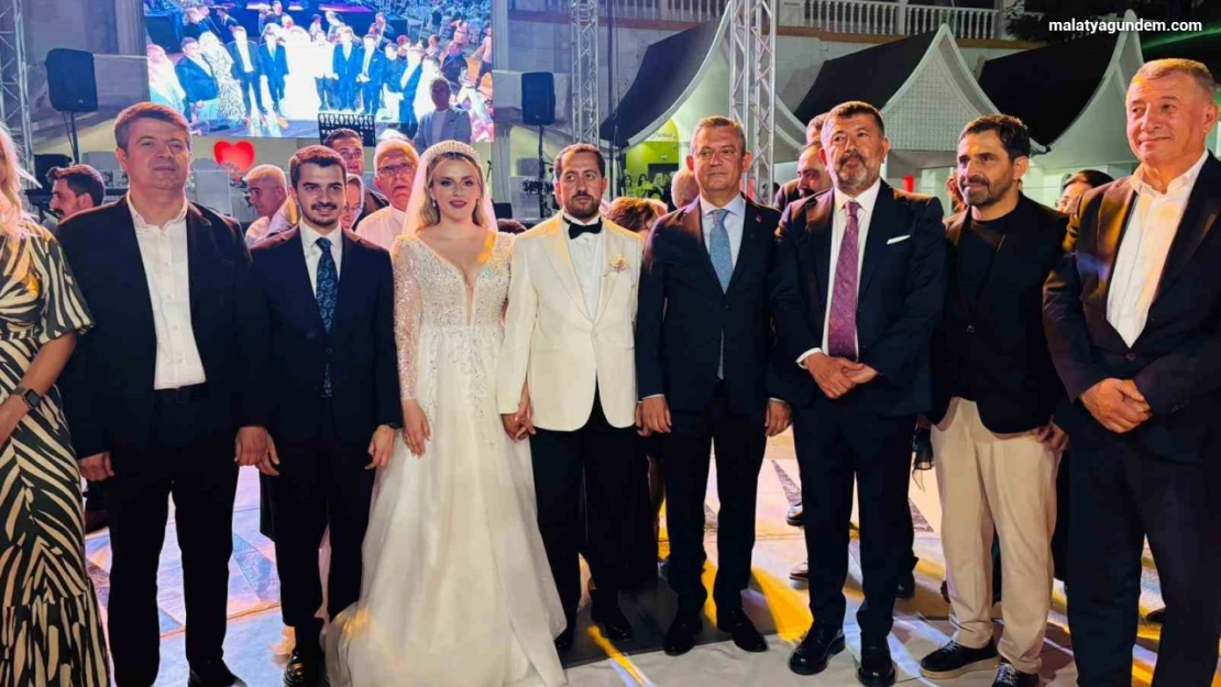 Malatya'da siyaset dünyasını buluşturan düğün